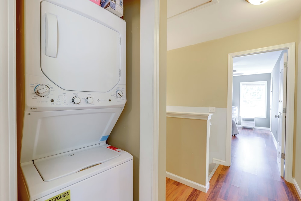Family Home w/ Game Room, 3 Mi to Dtwn Asheville!