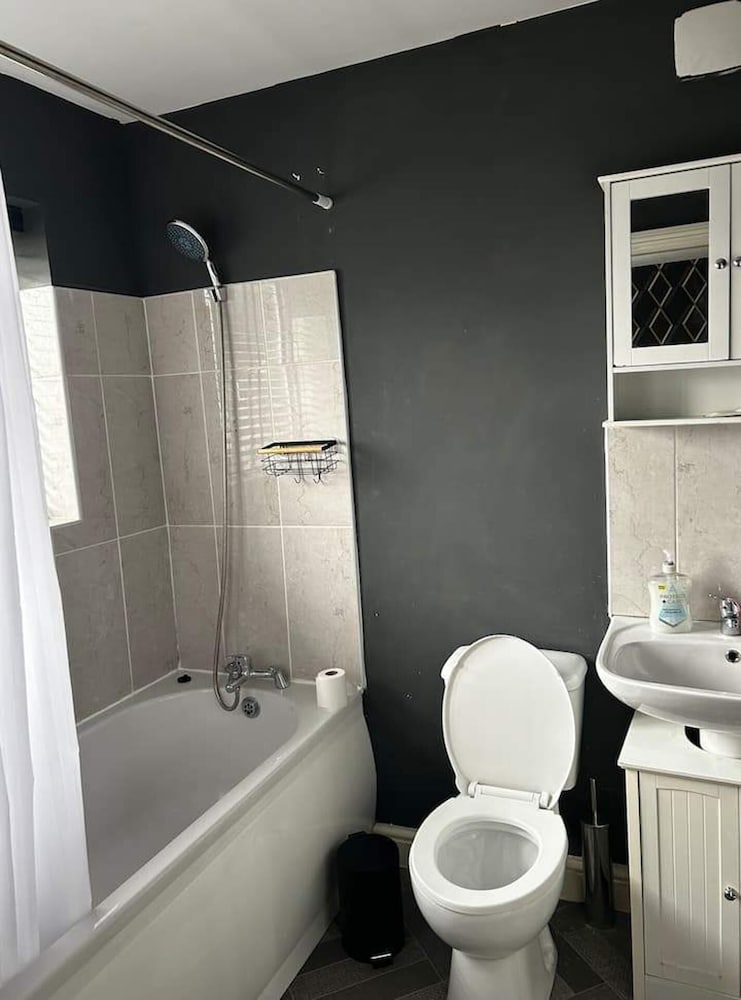 Huge Home,sleeps 12, Private Parking, Pets ok