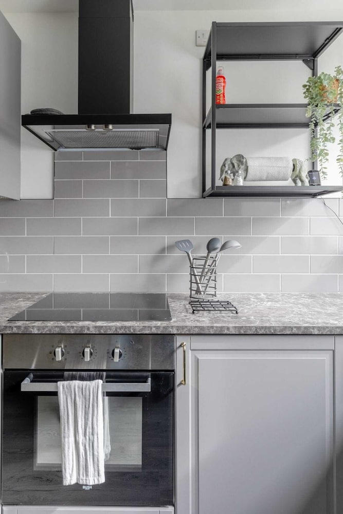 Newly Renovated 3BD Home, Islington!