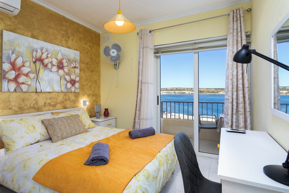 Cosy Apartment with Balcony & Sea Views