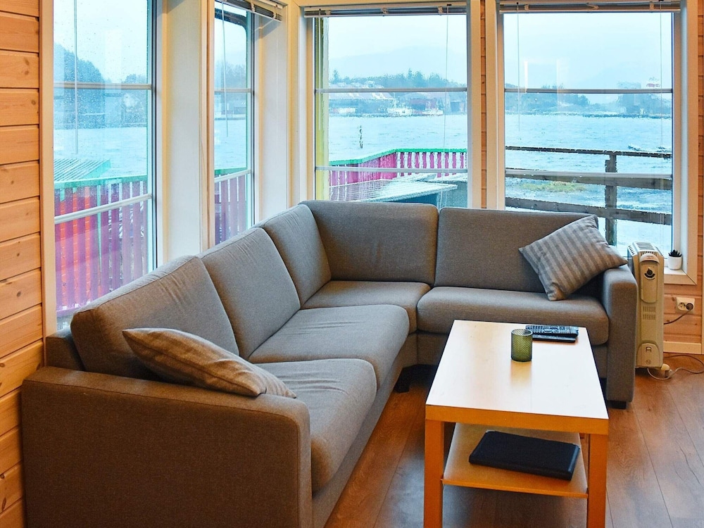 6 Person Holiday Home in Maloy-by Traum