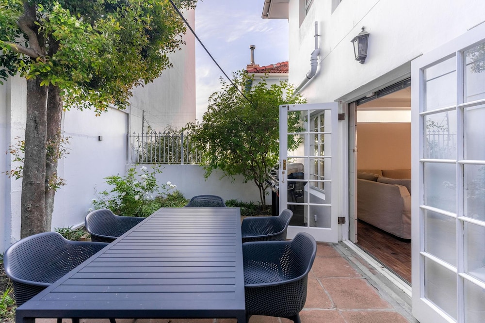 Cape Azure Oasis - Sea Point Retreat With hot tub