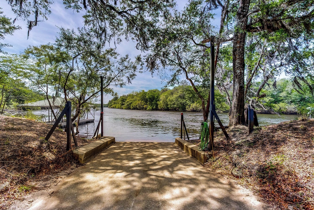 Beautiful, Waterfront log Home w/ Nature Views