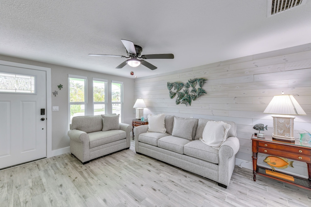 2 Blocks to Beach: Tropical Retreat in Anna Maria