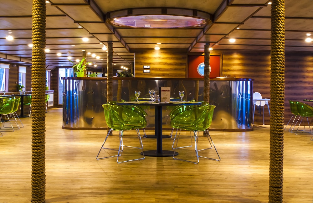 Botel Marina - Hostel