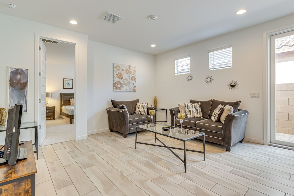 Lake + Mtn Views: Modern Apache Junction Getaway
