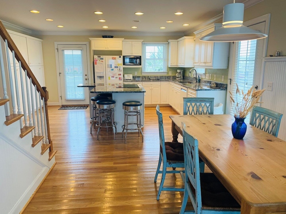 Sweet Dreams Private 4 Bedroom Home by RedAwning