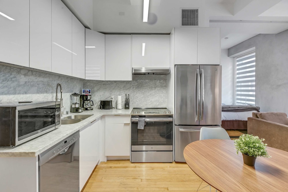 Stylish Deluxe 1BR At HWH by Oneluxstay