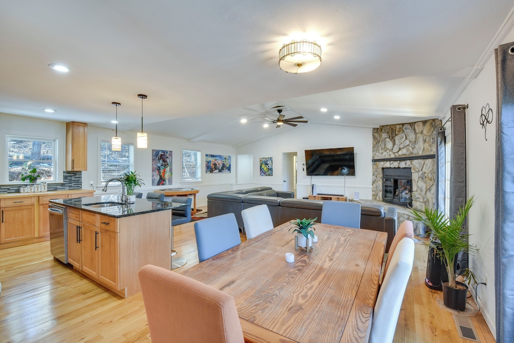 Mountain-view Gem w/ Community Perks in Dillard!
