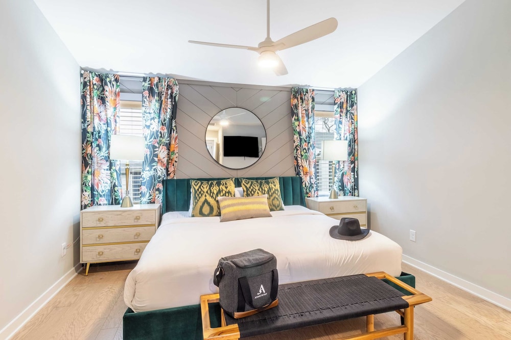 Monty by Avantstay 4bdr 4ba, Balcony w/ Outdoor Seating, 5mins to DT