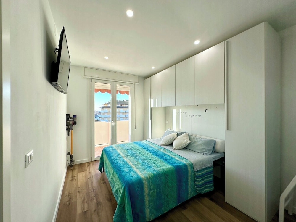 Renovated Apartment With Balcony