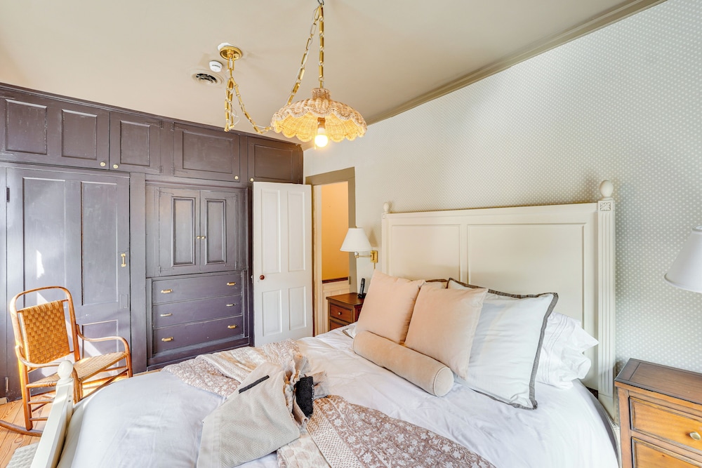Historic Catskills Farmhouse Cottage by Belleayre