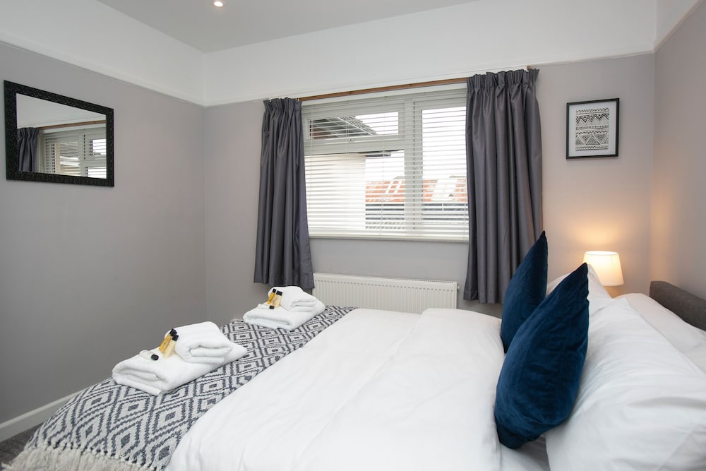 3 Bedroom House with Parking Bournemouth view 3