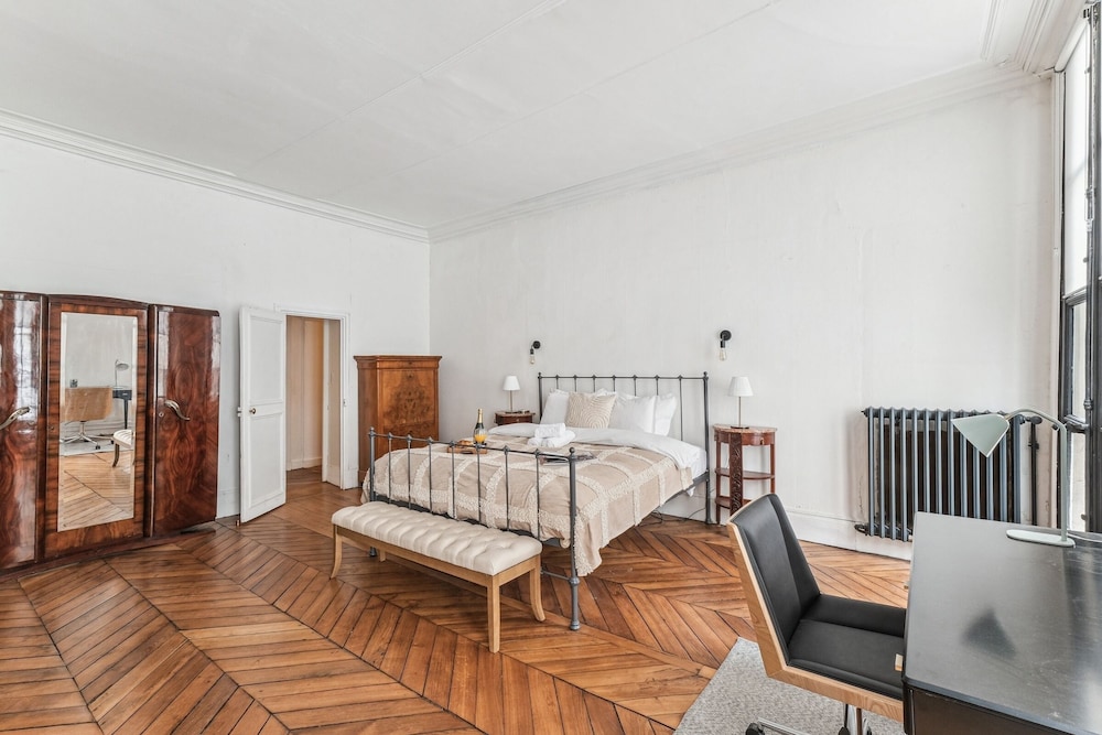 4BR Stylish Stay in the Heart of Marais