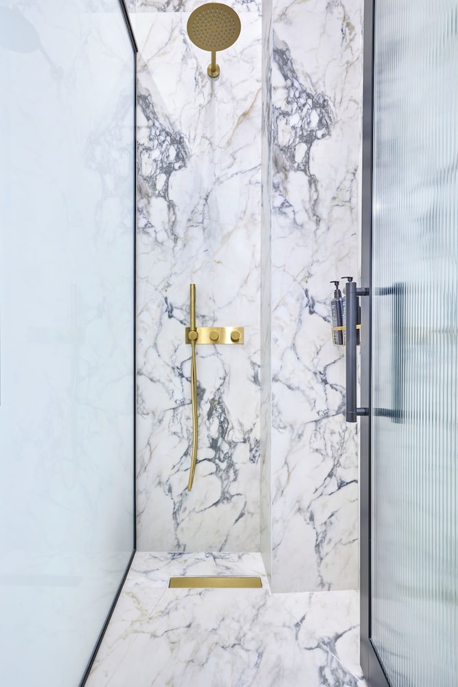 Ermou 99 Intelligent Private Suites