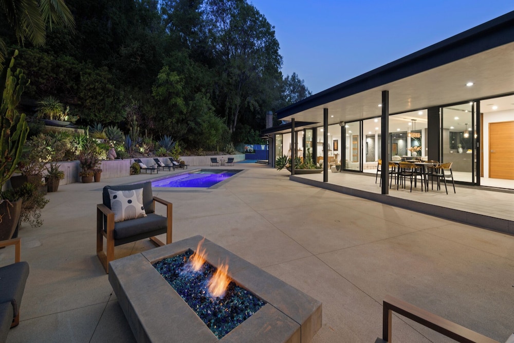Valea Estate - Secluded Beverly Hills Retreat 1-acre Oasis
