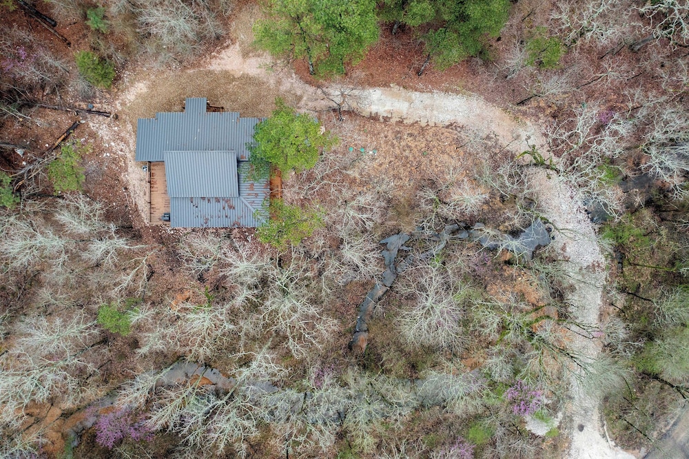 Creekside Cabin w/ Views & Hot Tub in Broken Bow