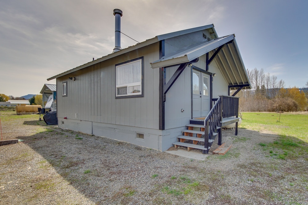 Cozy Cle Elum Cabin w/ 3 Acres & Stocked Pond view 5