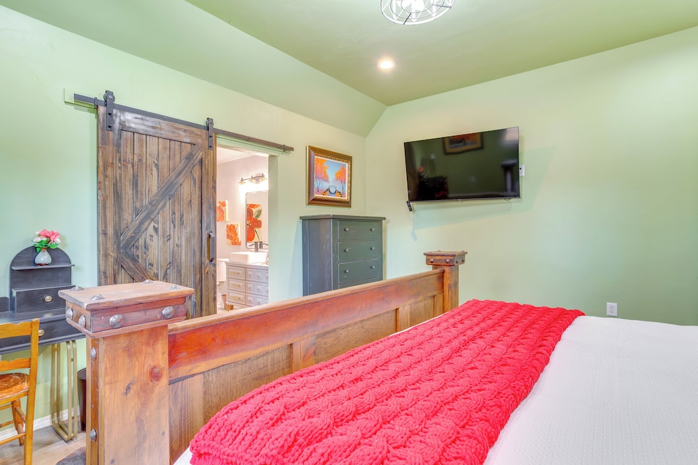 4 Mi to Lazy E Arena: Horse Lover's Haven w/ Grill
