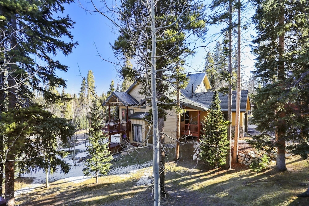 Highwood Hideaway 4 Bedroom Townhouse by RedAwning