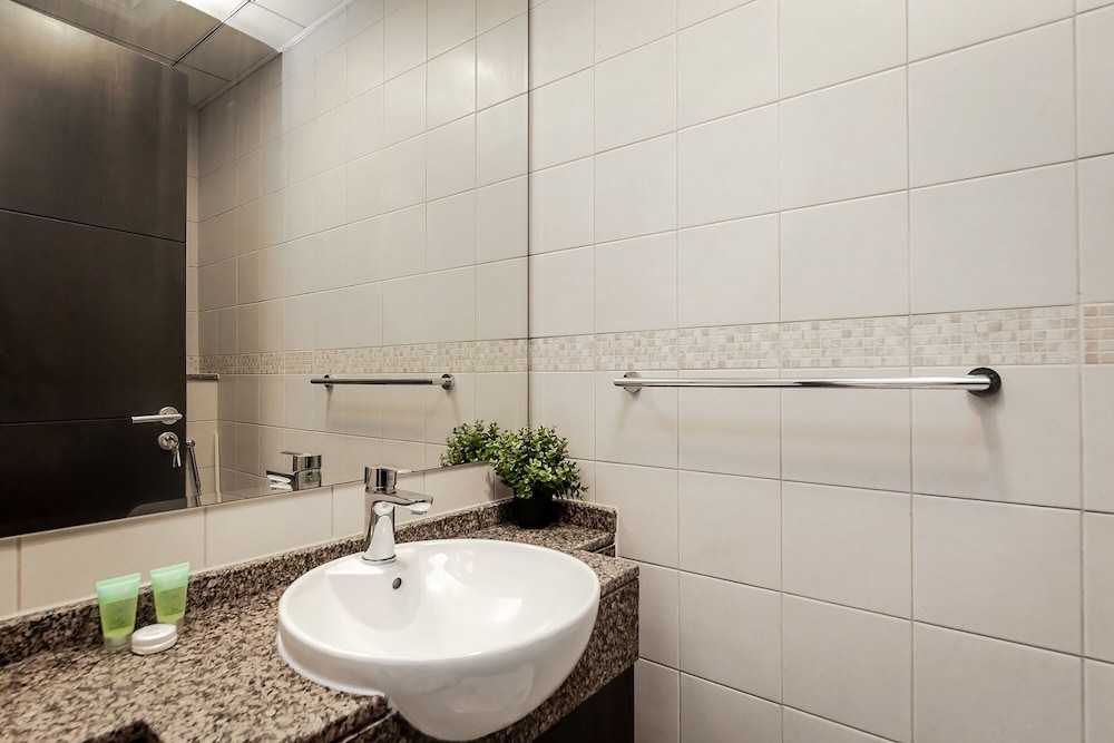 Handsome 1BR in Bay Central Tower
