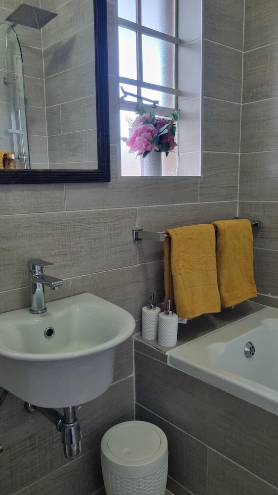 2br/cottage/swimming Pool/near Airport