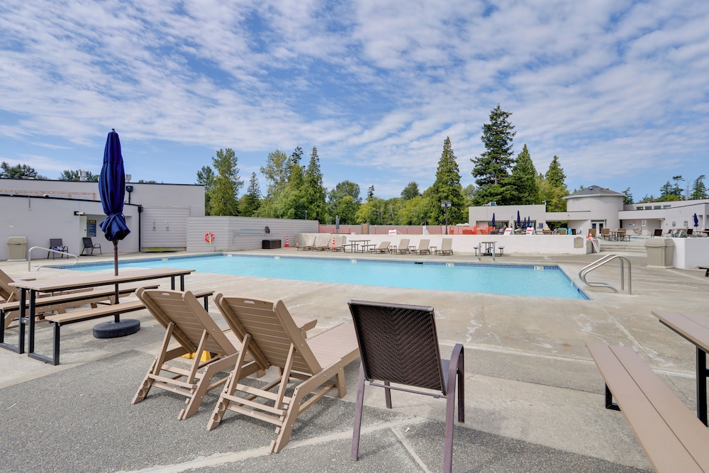 1 Mi to Birch Bay SP! Cozy Cabin w/ Pool Access