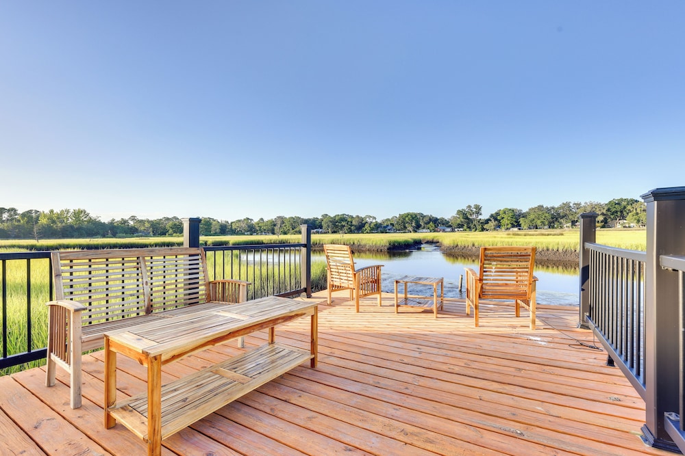 7 Mi to Dtwn Jacksonville: Riverfront Home w/ Deck