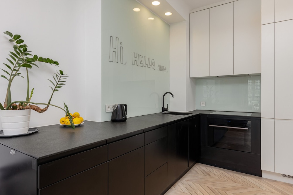 Trendy City Center Apartment by Renters view 5