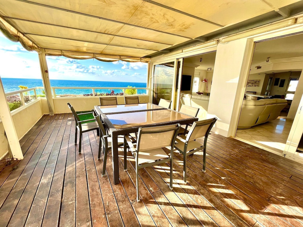 Luxurious Sea View 3BR Pool Spa and Gym