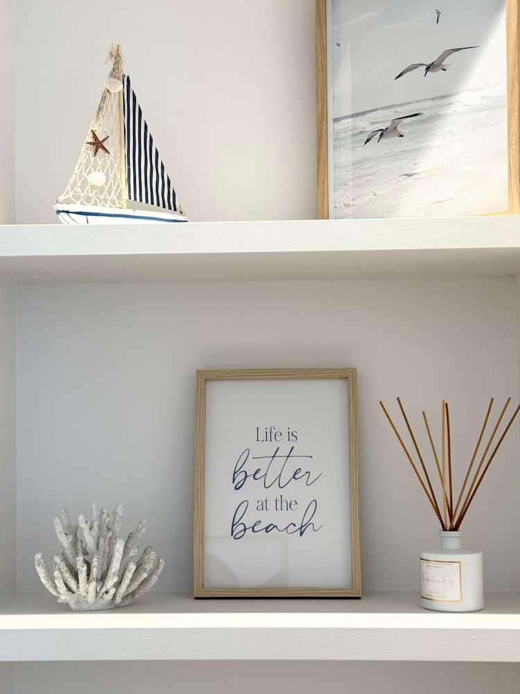 Spacious Bright Apartment Steps From the Beach i