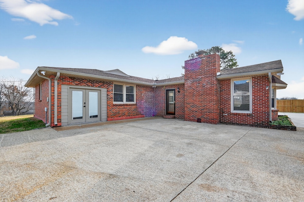 Quiet Retreat Near Opryland & Airport 4 Bedroom Home
