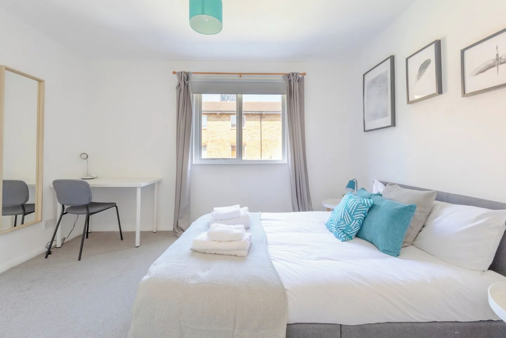 Lovely 4 Bed House w Garden, 1 Stop to Waterloo
