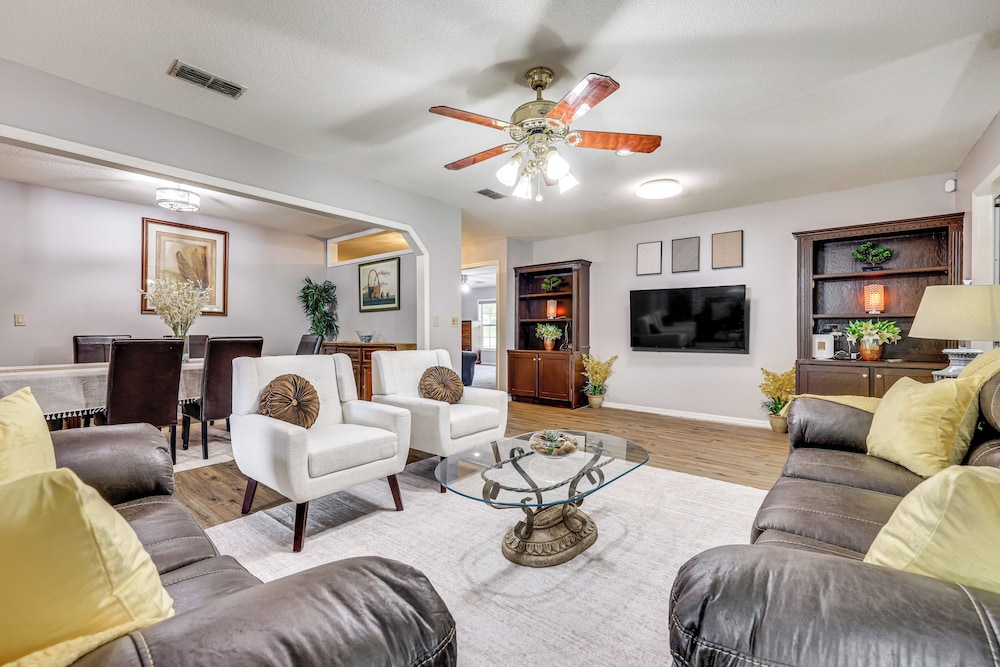 BBQ Ready: Hawthorne Home w/ Screened-in Patio