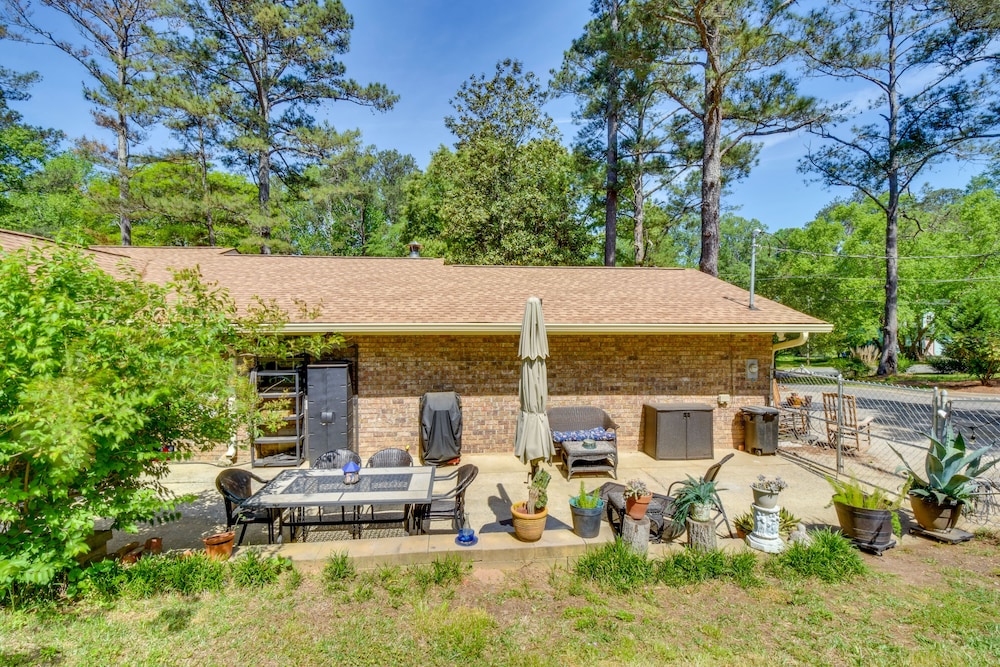 Whimsical Athens Home - 3 Mi to Sanford Stadium view 2
