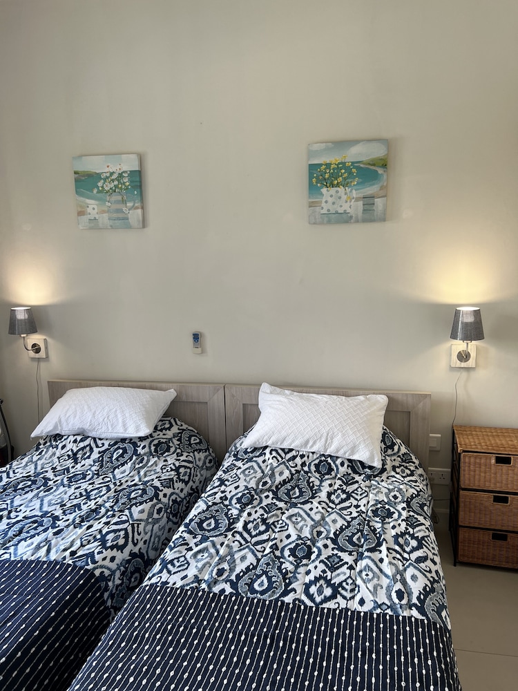 Immaculate Two Beds Luxury Marina Apartment view 2