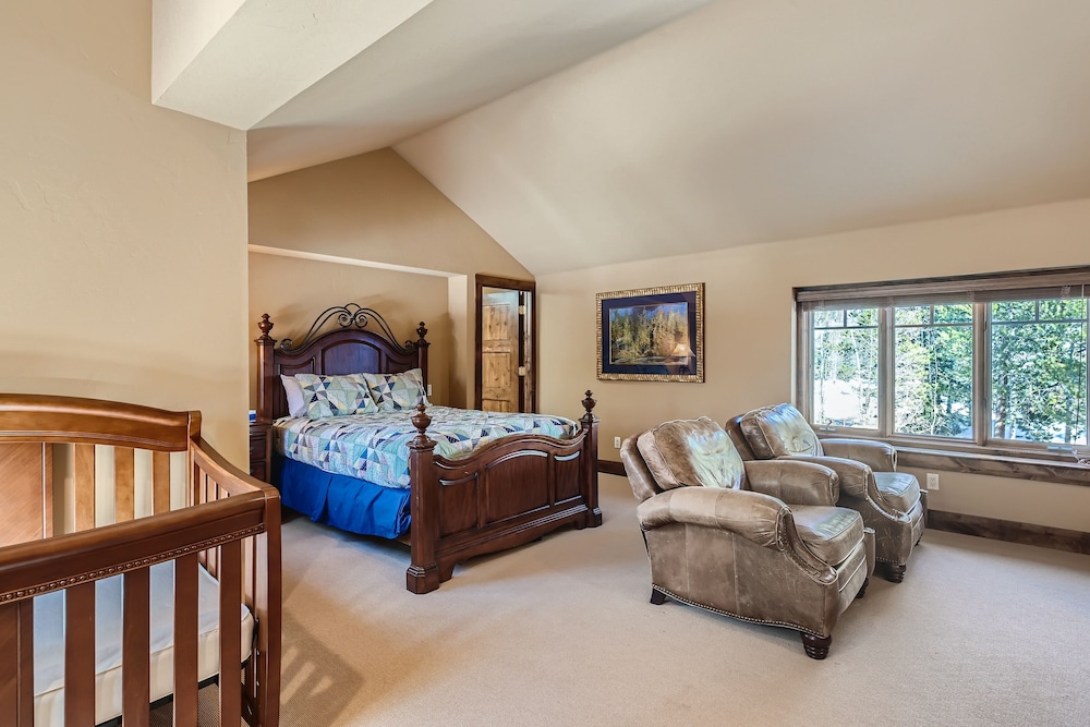 Marksberry Lodge 4 Bedroom Home by RedAwning