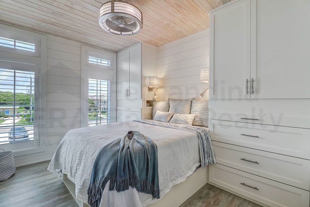 226 Sf 2nd Floor 3 Bedroom Townhouse by RedAwning view 2