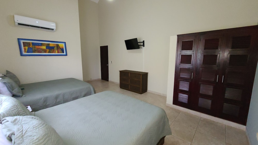 Villa Hermosa a Spacious Villa Close to Downtown view 5