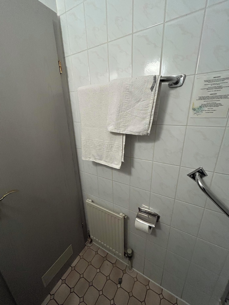 2-Rent Group Hostel Rooms AUB162