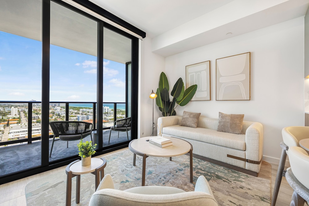 Luxury Condo W Views Near Miami Beach