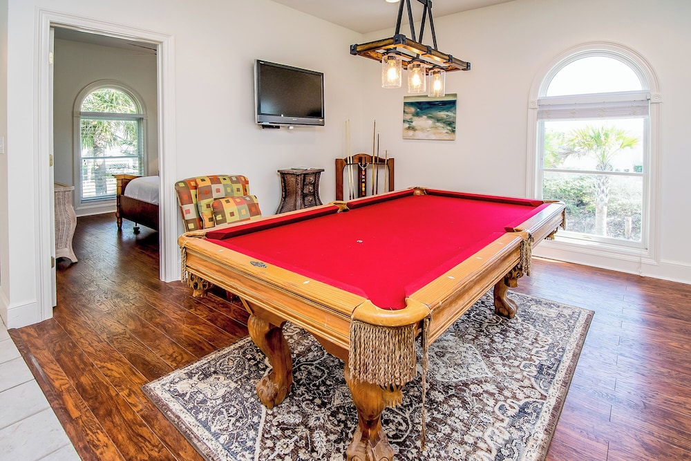 Stunning Views! 9BR Gulf Front Home, Pool, Elevator, Pool Table
