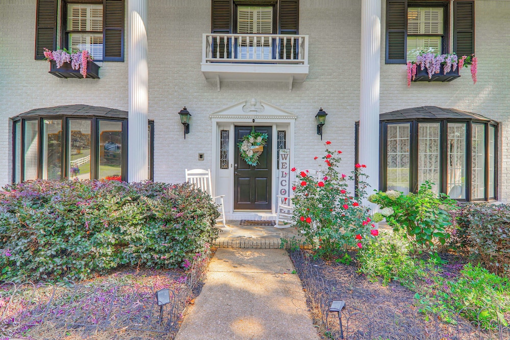 Game Room + Pond: Spacious Gainesville Getaway!