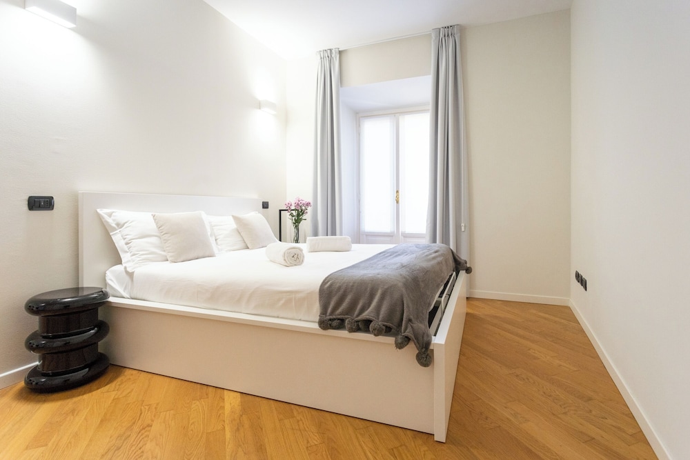 White Flat in Como City Center by Rent all Como