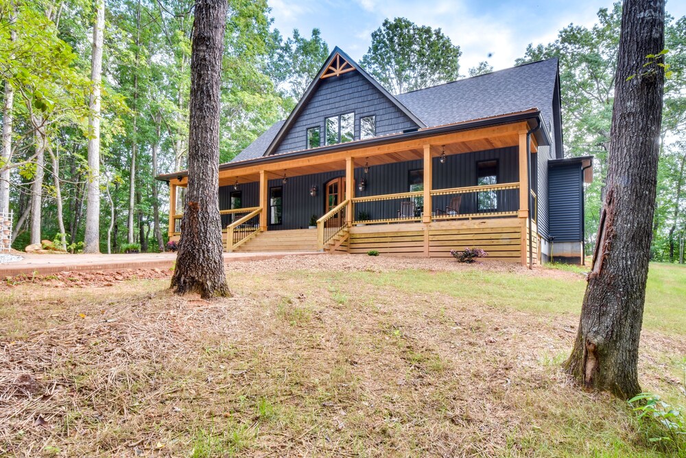 Luxurious Clarkesville Cabin w/ Decks & Fire Pit view 4
