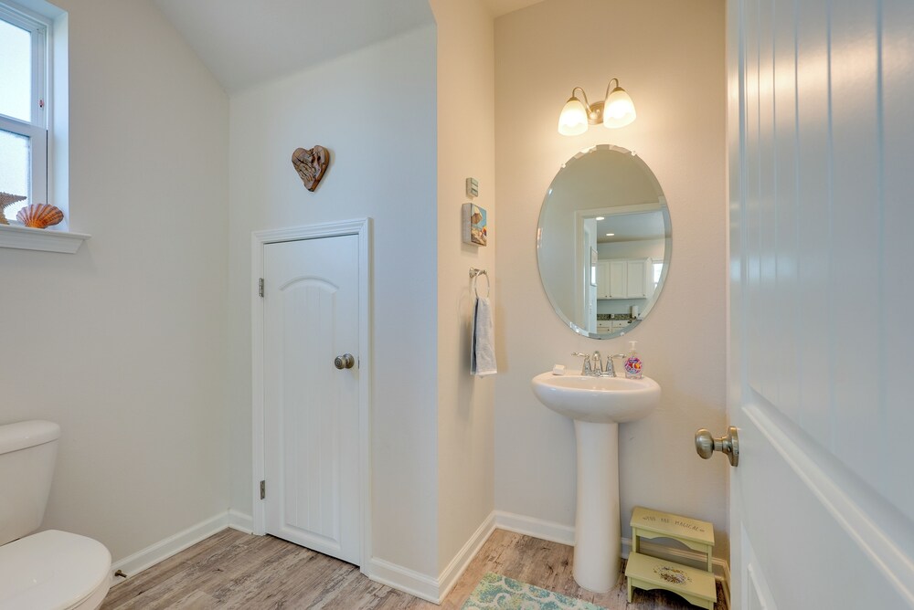 Steps to Shore: Windmark Beach Retreat w/ Balcony!