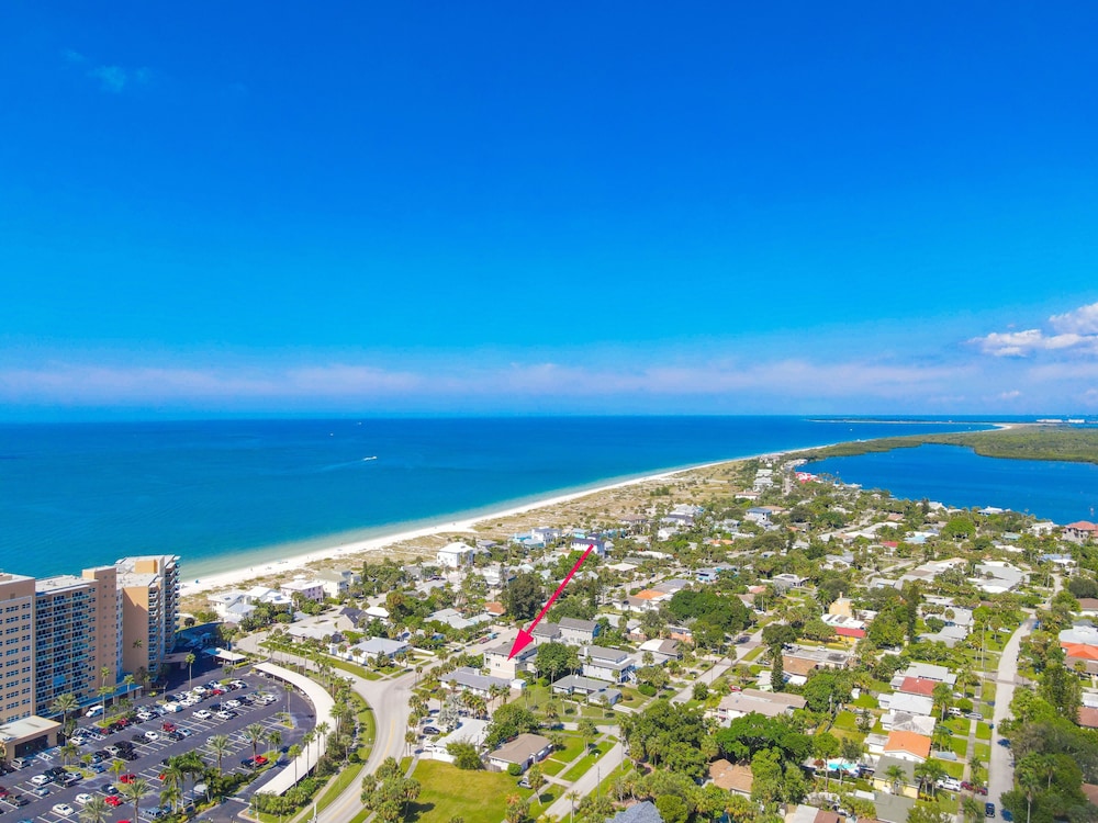 Sunny Escape - A Monthly Beach Rental 3 Bedroom Home by RedAwning - Image 1