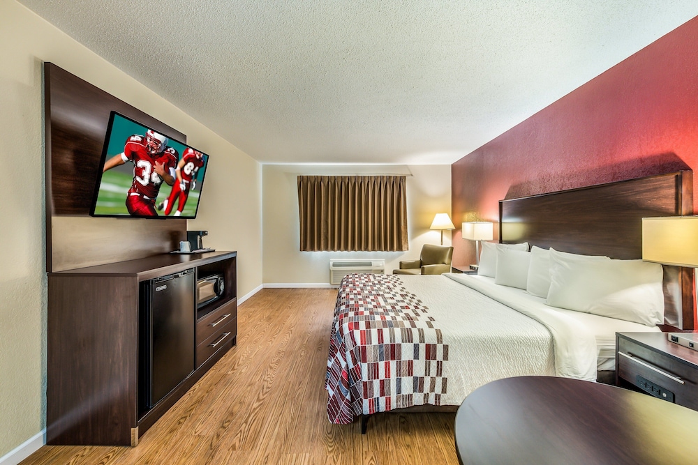 Red Roof Inn  Suites Wapakoneta - Property Image 1