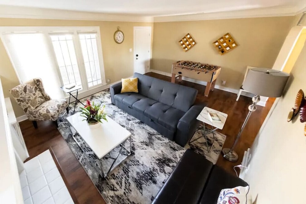 Updated 2BR House in Glendale With Private Fenced Yard Parking p2