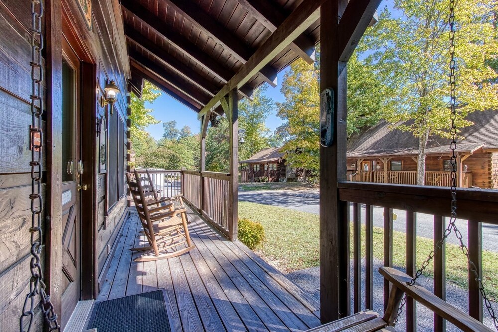 Er84 - Serenity Summit - Great Location. Close To All The Action! 1 Bedroom Cabin by RedAwning view 2